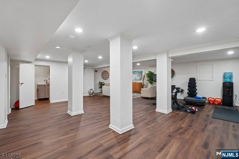 323 Montrose Avenue — photo 31