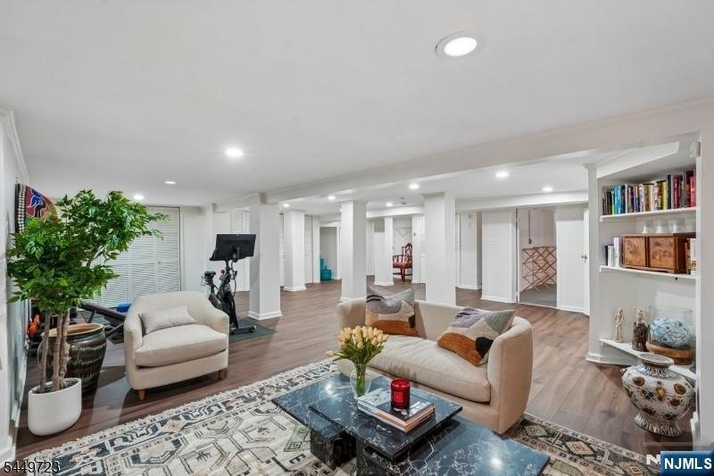 323 Montrose Avenue — photo 32