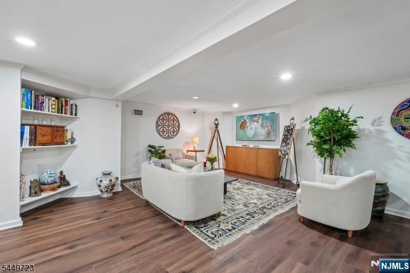 323 Montrose Avenue — photo 33