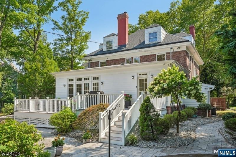 323 Montrose Avenue — photo 34