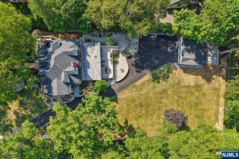 323 Montrose Avenue — photo 38