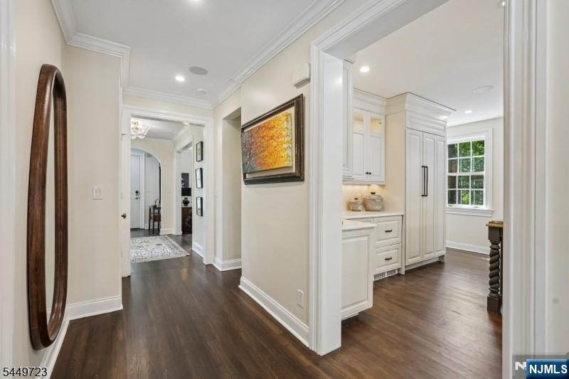 323 Montrose Avenue — photo 8