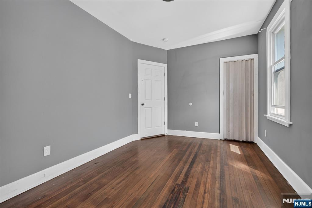 723 Jersey Avenue - Photo 4