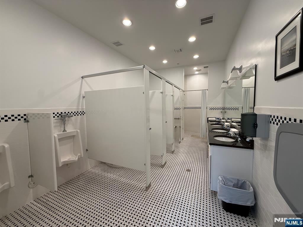 1005 Whitney Ln, Allendale, NJ 07401