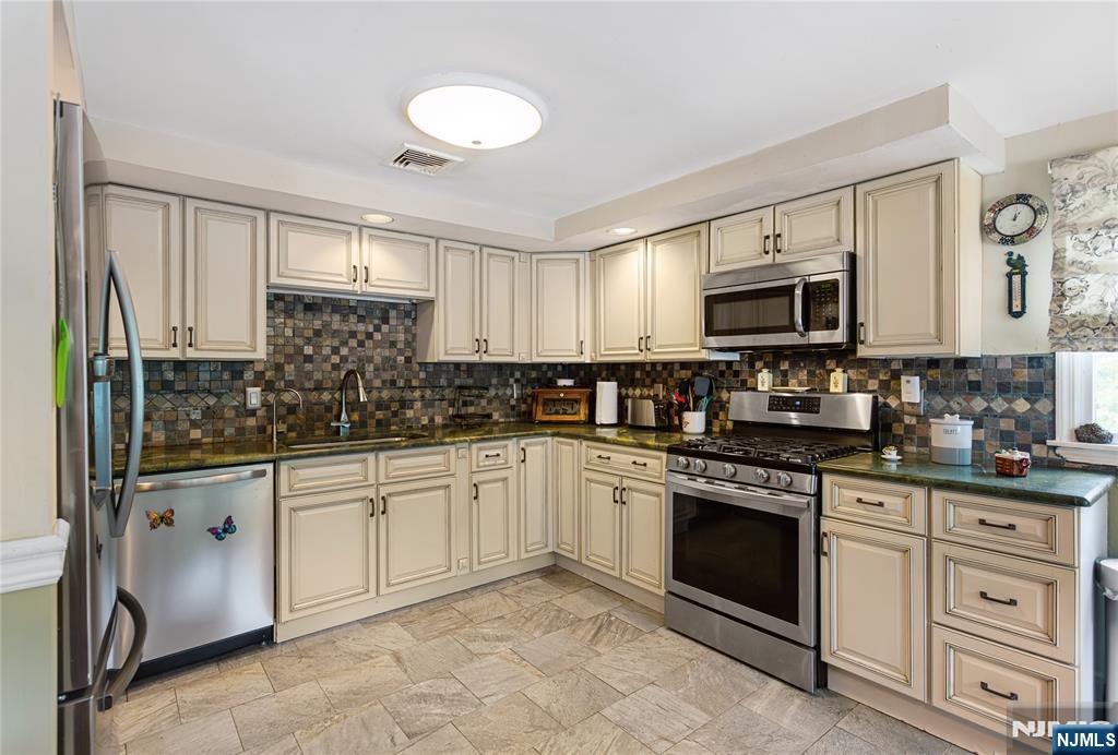 10 Wendy Ter, Garfield, NJ 07026
