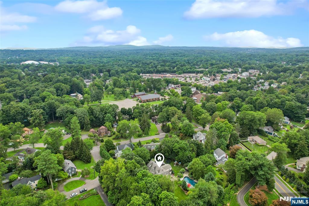 58 Powell Rd, Allendale, NJ 07401