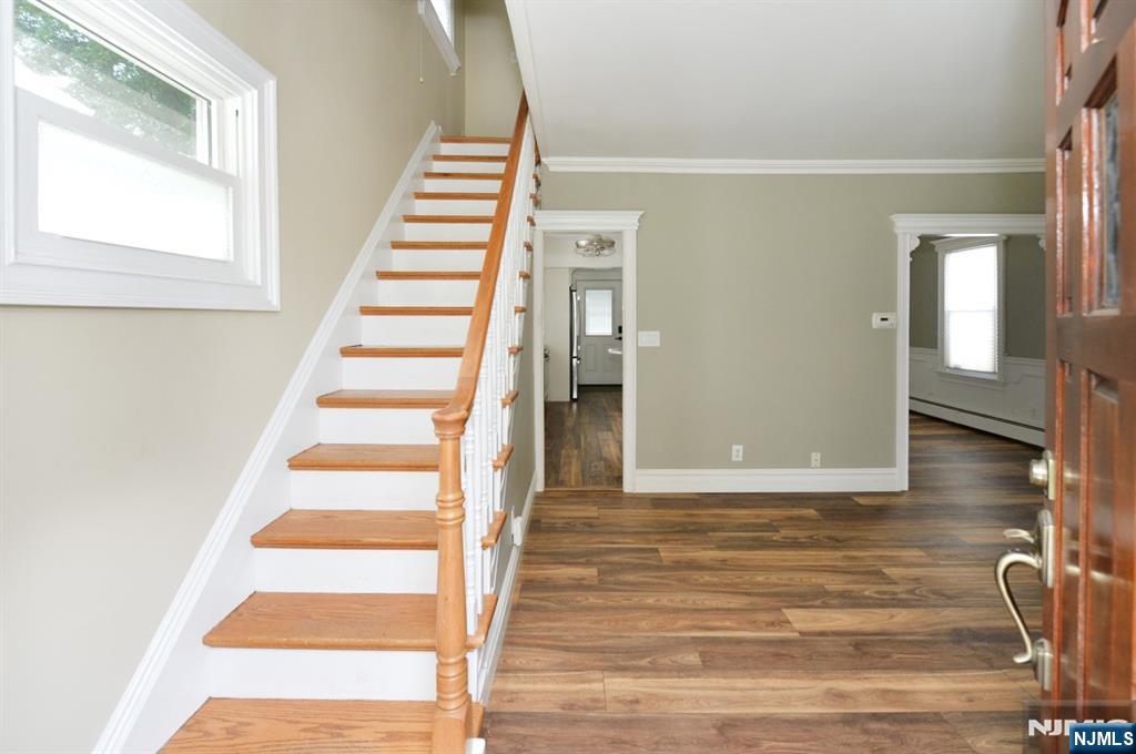 111 Cresskill Ave, Dumont, NJ 07628