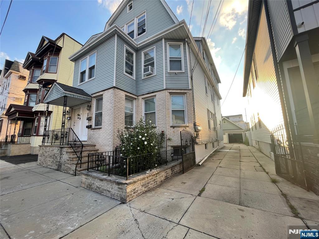 13 WINDSOR Street - Photo 1