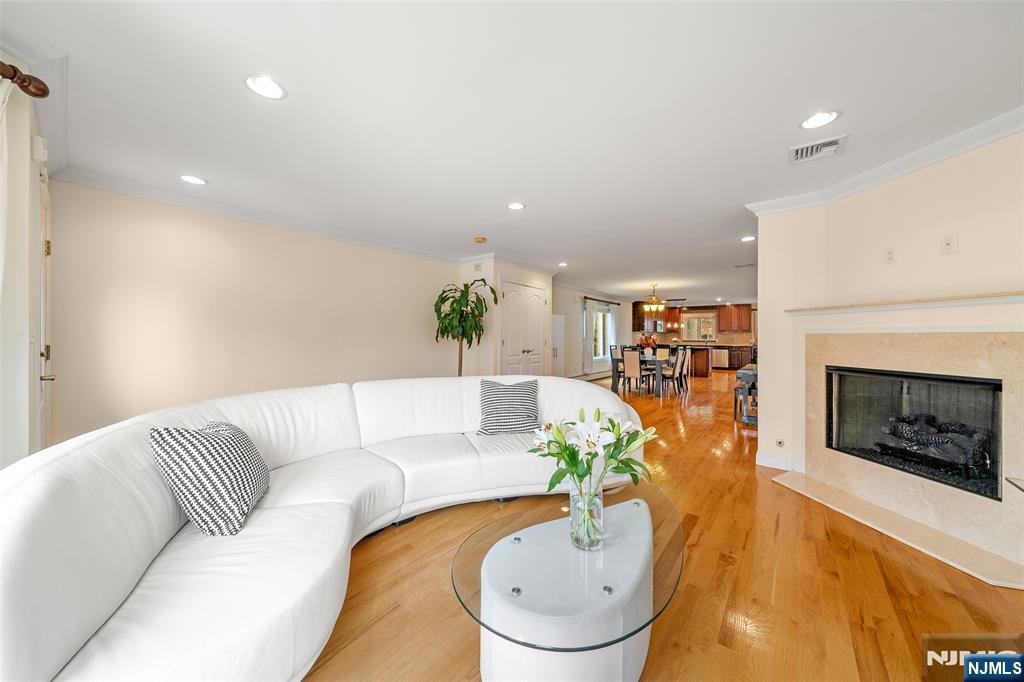 233 Knox Avenue C0001 - Photo 4