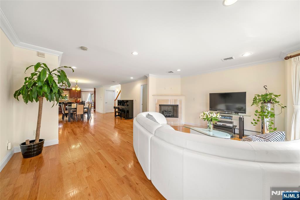 233 Knox Avenue C0001 - Photo 5