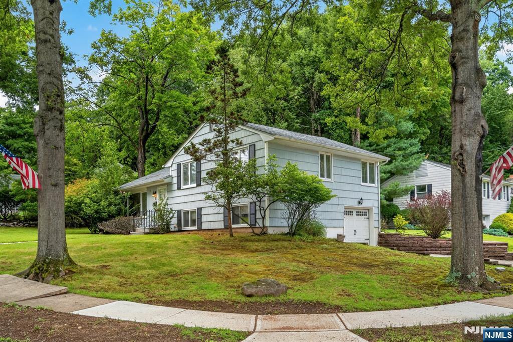 11 Lockwood Ln, Closter, NJ 07624