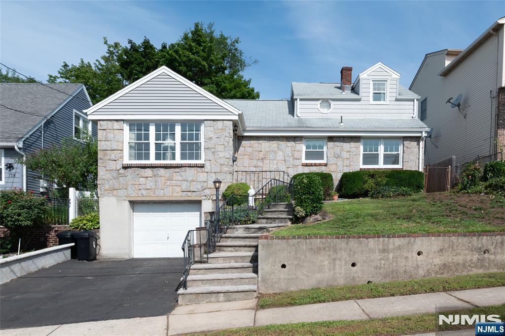 722 7th Street - Photo 1