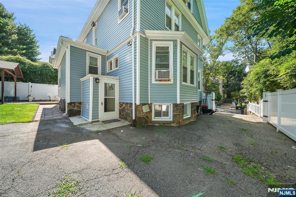 103 Fort Lee Road - Photo 2