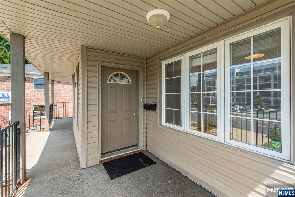 160 Bloomfield Avenue B - Photo 2