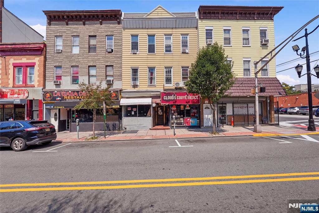 913 Summit Avenue - Photo 1