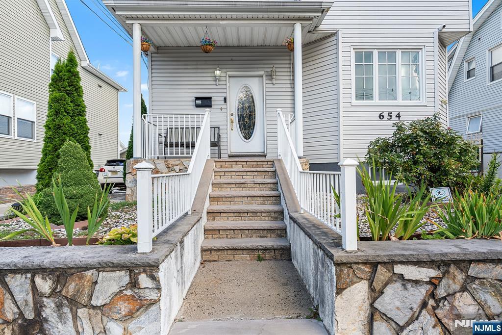 656 Devon Street