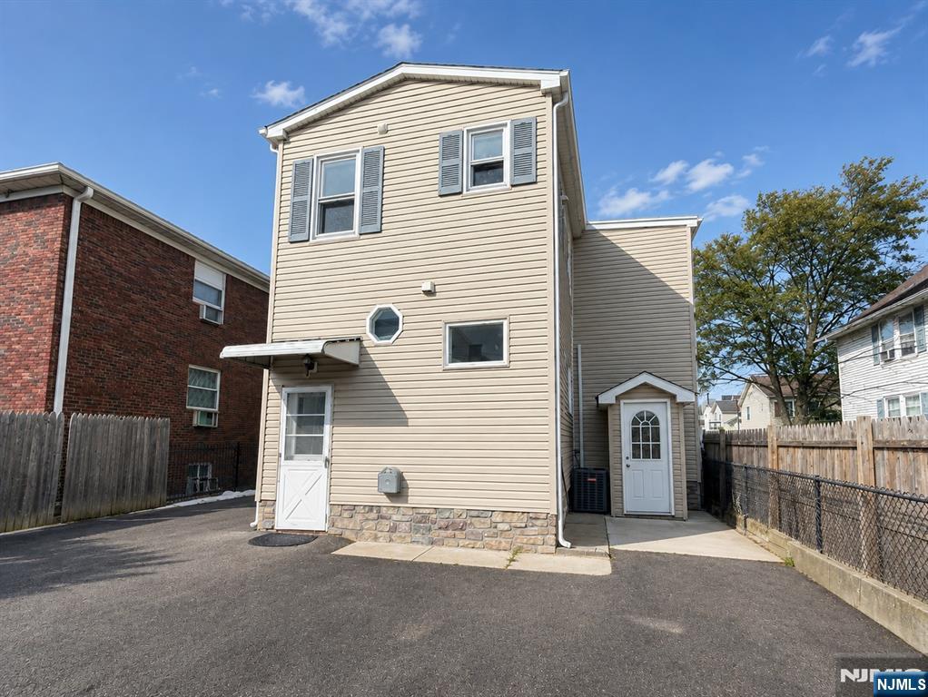 27 Honiss Street - Photo 2