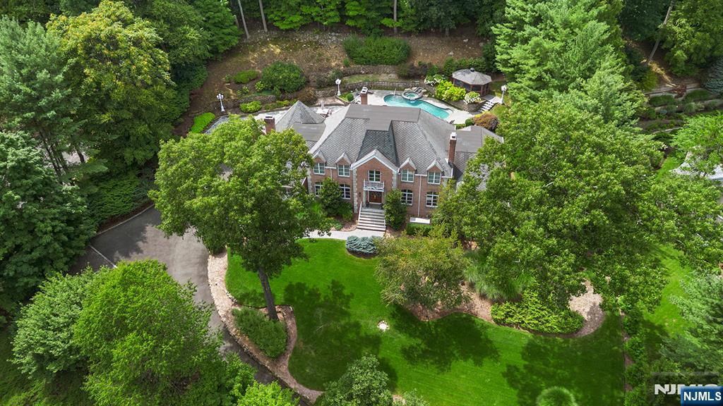 27 Shinnecock Trl, Franklin Lakes, NJ 07417
