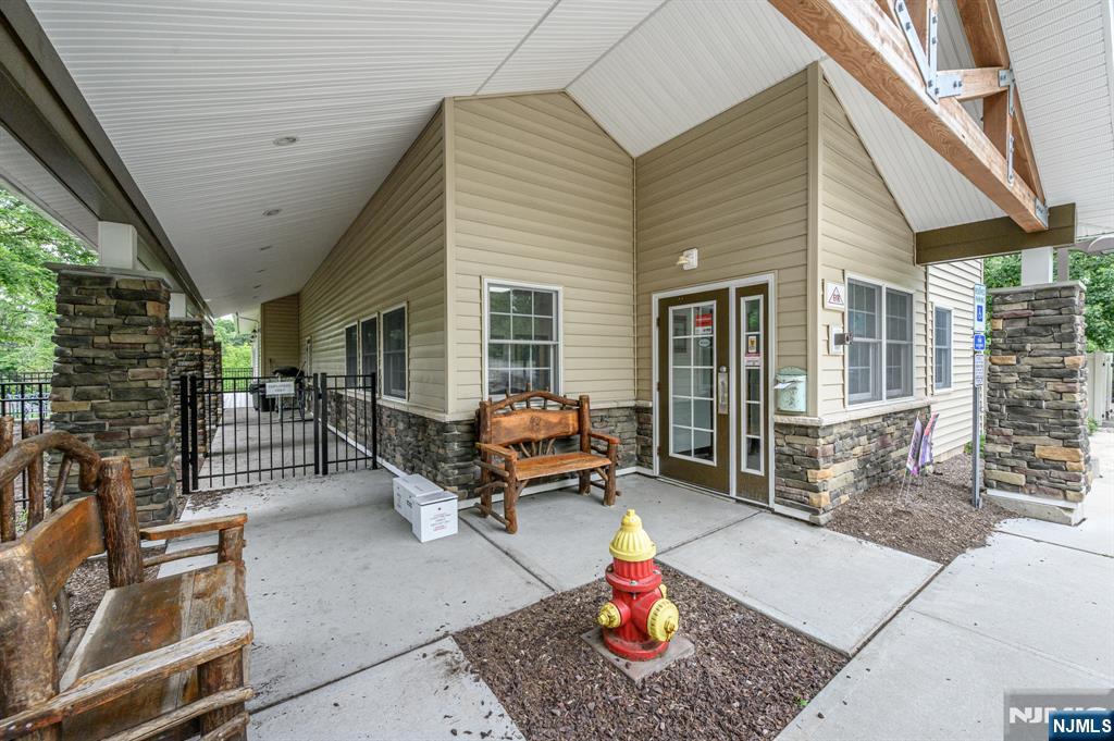 612 Mount Pleasant Avenue - Photo 2