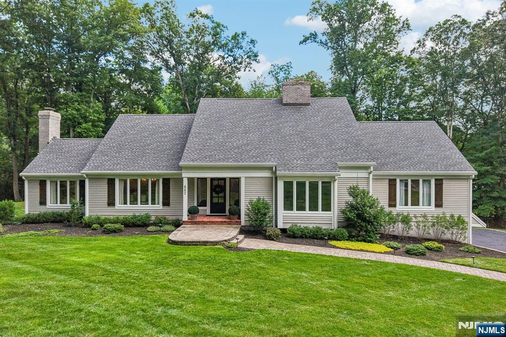 662 Juniper Pl, Franklin Lakes, NJ 07417
