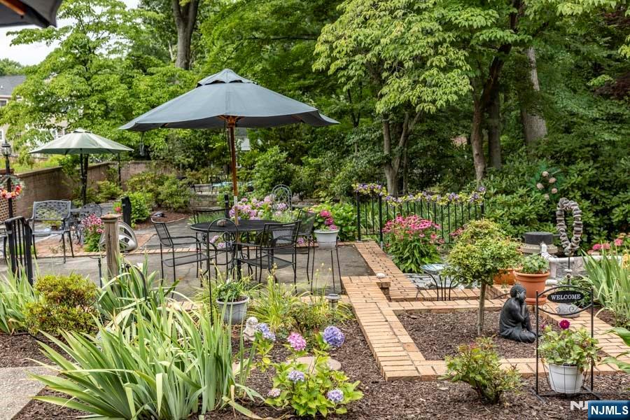 203 Harwood Pl, Paramus, NJ 07652