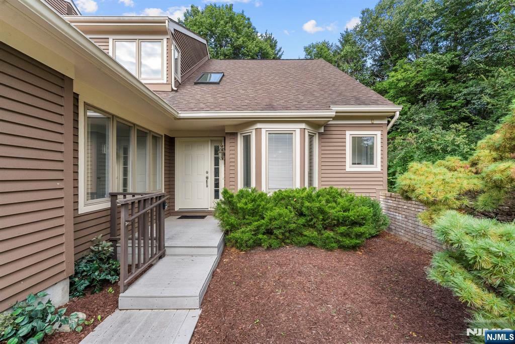 239 Westervelt Ln, Mahwah, NJ 07430