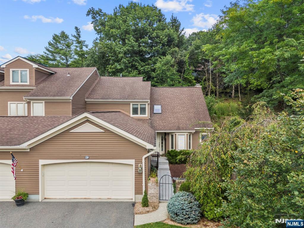 239 Westervelt Ln, Mahwah, NJ 07430