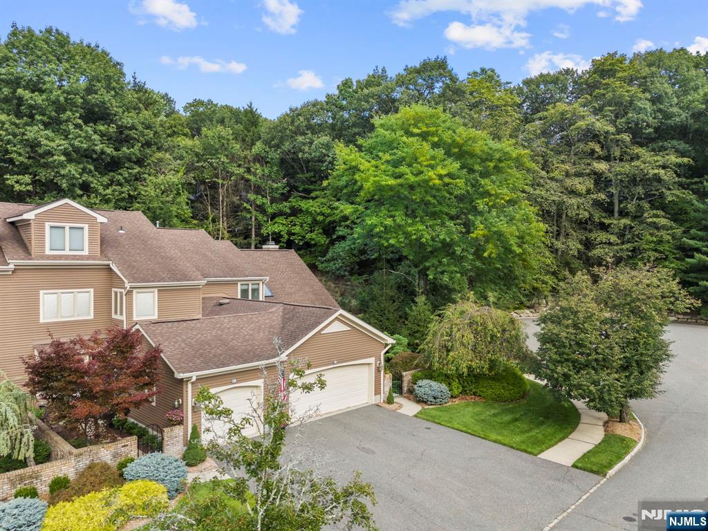 239 Westervelt Ln, Mahwah, NJ 07430