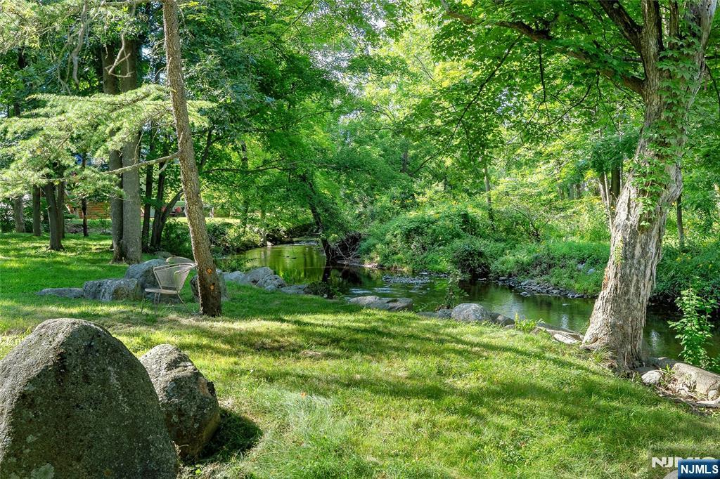 262 W Saddle River Rd, Upper Saddle River, NJ 07458