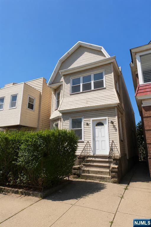 143 Pearsall Avenue - Photo 1