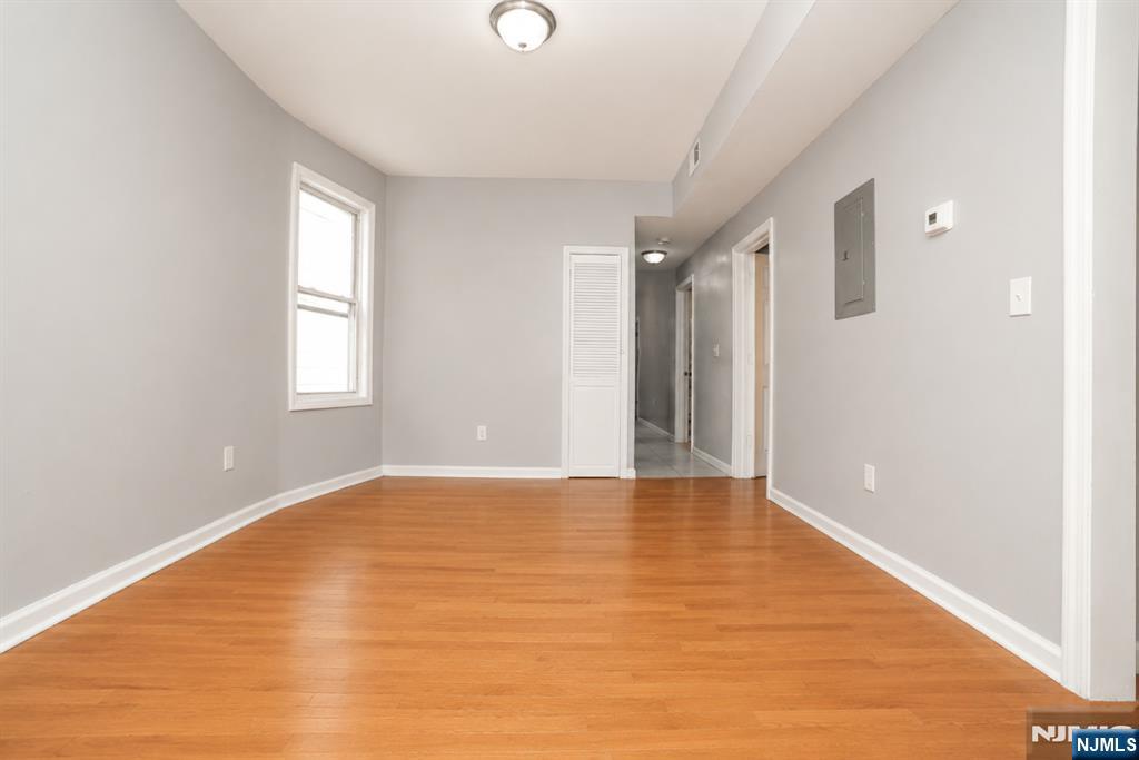 143 Pearsall Avenue - Photo 2