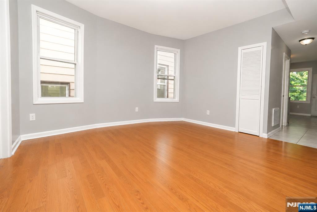 143 Pearsall Avenue - Photo 3