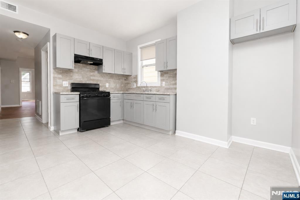 143 Pearsall Avenue - Photo 4