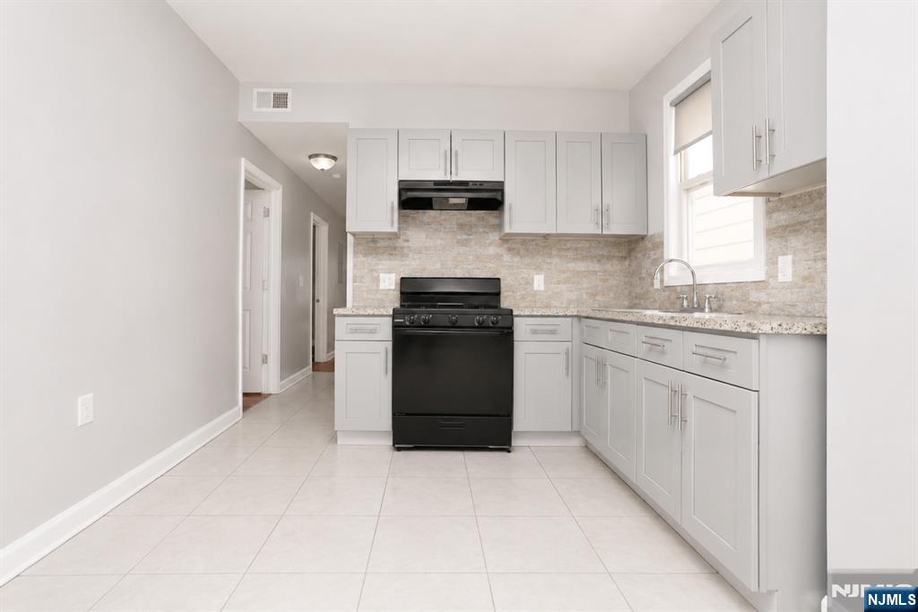 143 Pearsall Avenue - Photo 5