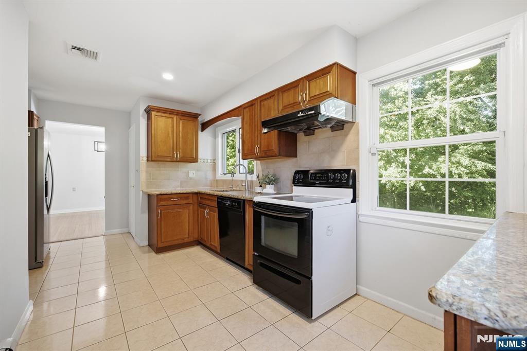 557 Monroe Court - Photo 5