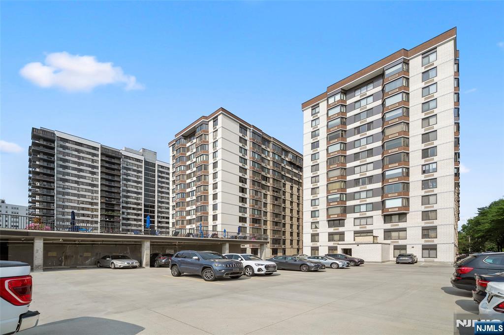 326 Prospect Ave #8J, Hackensack, NJ 07601