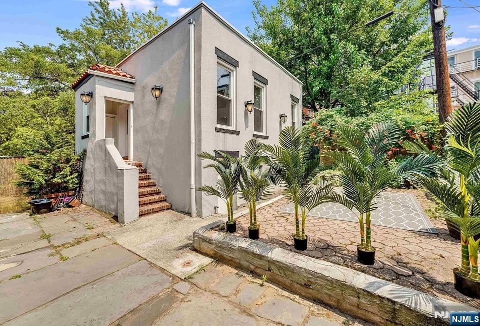 807 Garden Street 9 - Photo 1