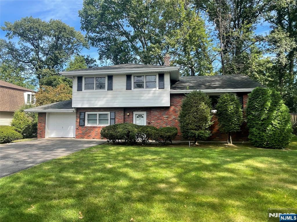 420 Lakeview Drive - Photo 2