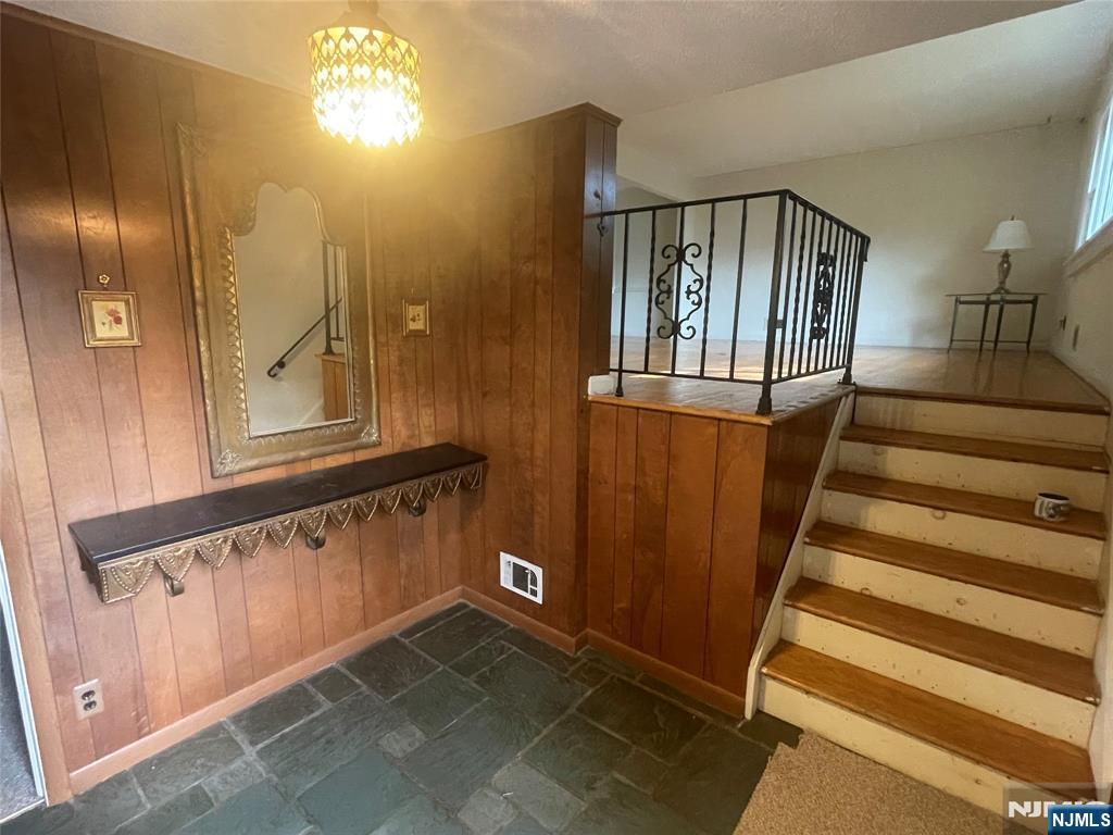 420 Lakeview Drive - Photo 3