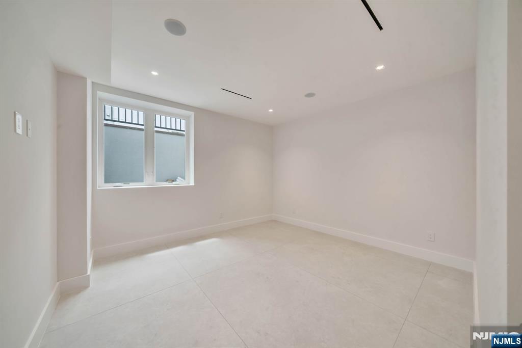 61 Mac Arthur Avenue — photo 32