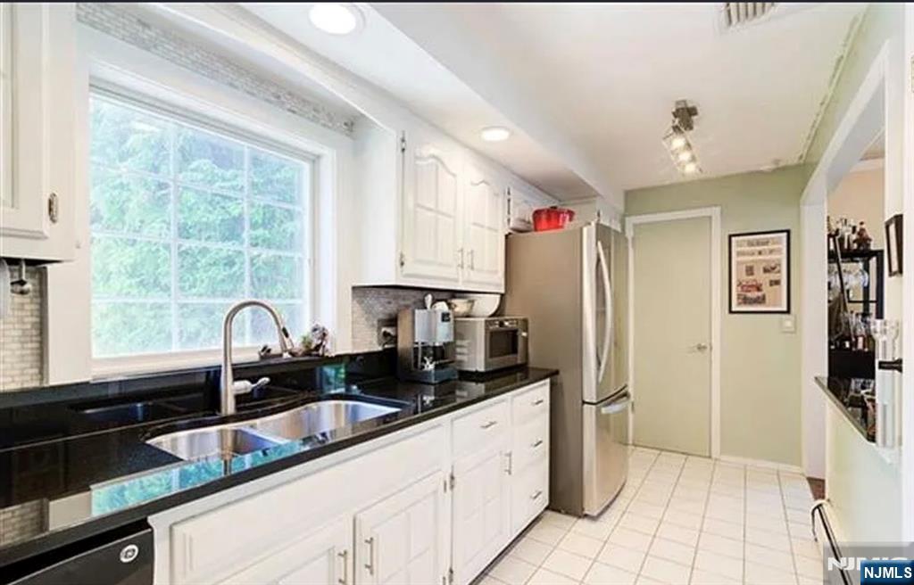 112 Tenafly Road - Photo 2
