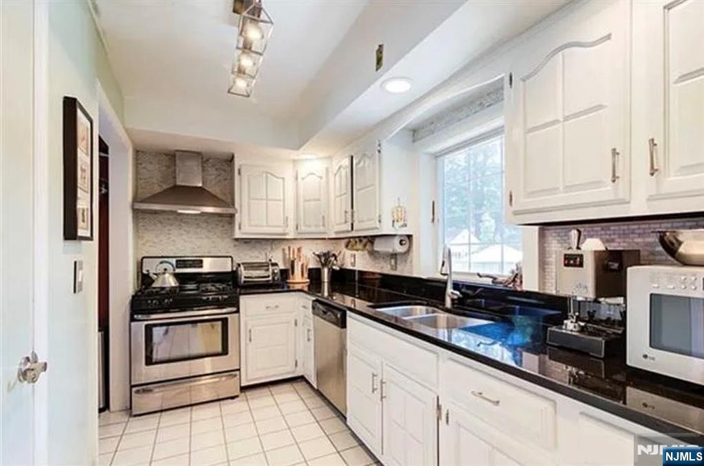 112 Tenafly Road - Photo 3