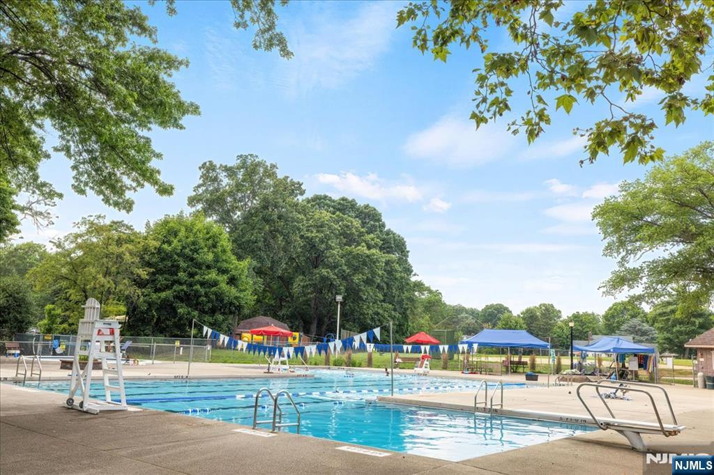 7 Burnham Pl, Fair Lawn, NJ 07410