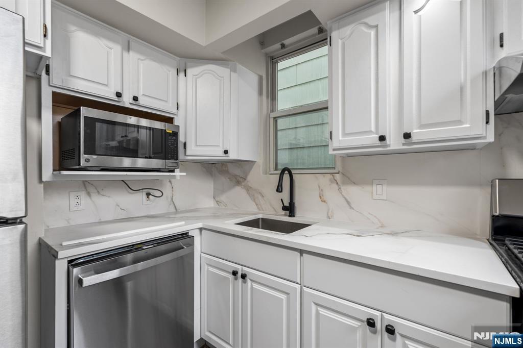 292 Claremont Avenue 1st Floor - Photo 2
