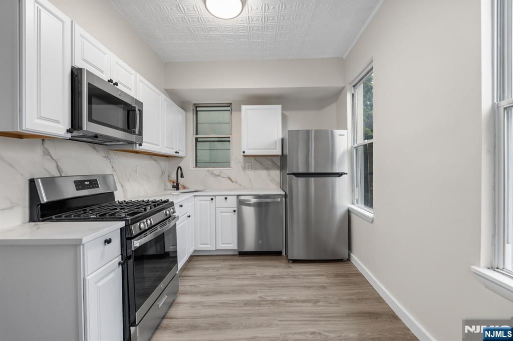 292 Claremont Avenue 2nd floor - Photo 2