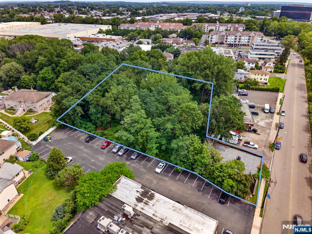 251 Molnar Dr, Elmwood Park, NJ 07407
