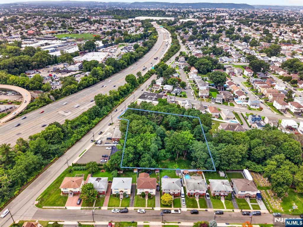 251 Molnar Dr, Elmwood Park, NJ 07407