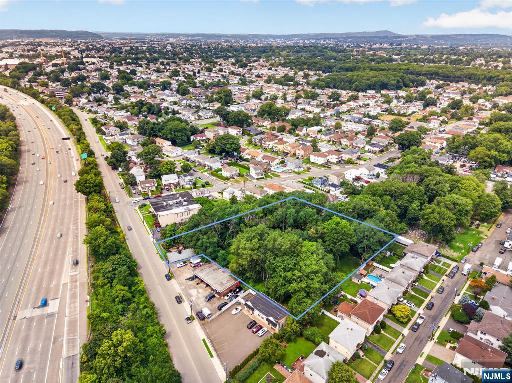 251 Molnar Dr, Elmwood Park, NJ 07407