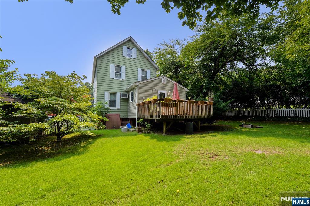 10 Ackerman Ave, Emerson, NJ 07630