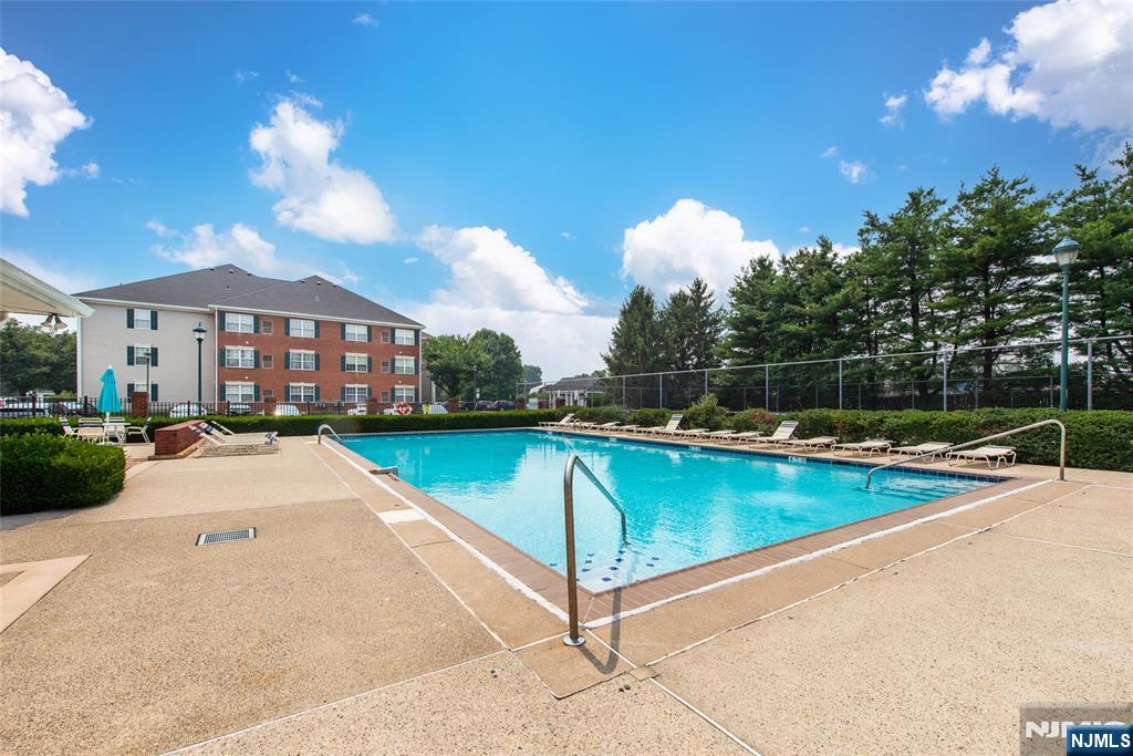 1066 Chedworth Cir, Mahwah, NJ 07430